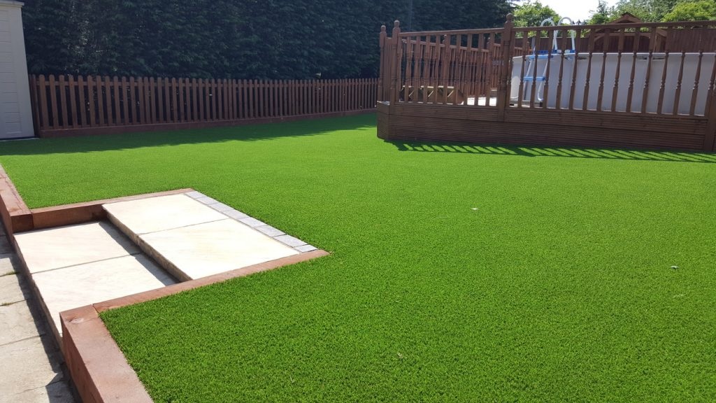 Artificial grass or Natural grass? Which should you choose?